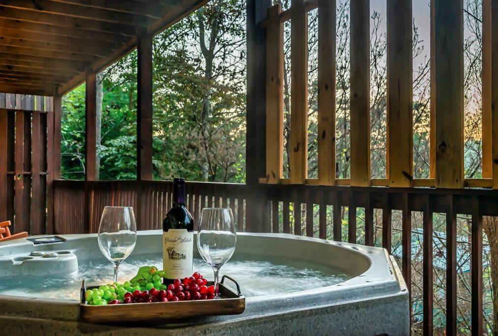 Spacious Smokies Cabin - Hot Tub With Mountain Views Gatlinburg Dış mekan fotoğraf