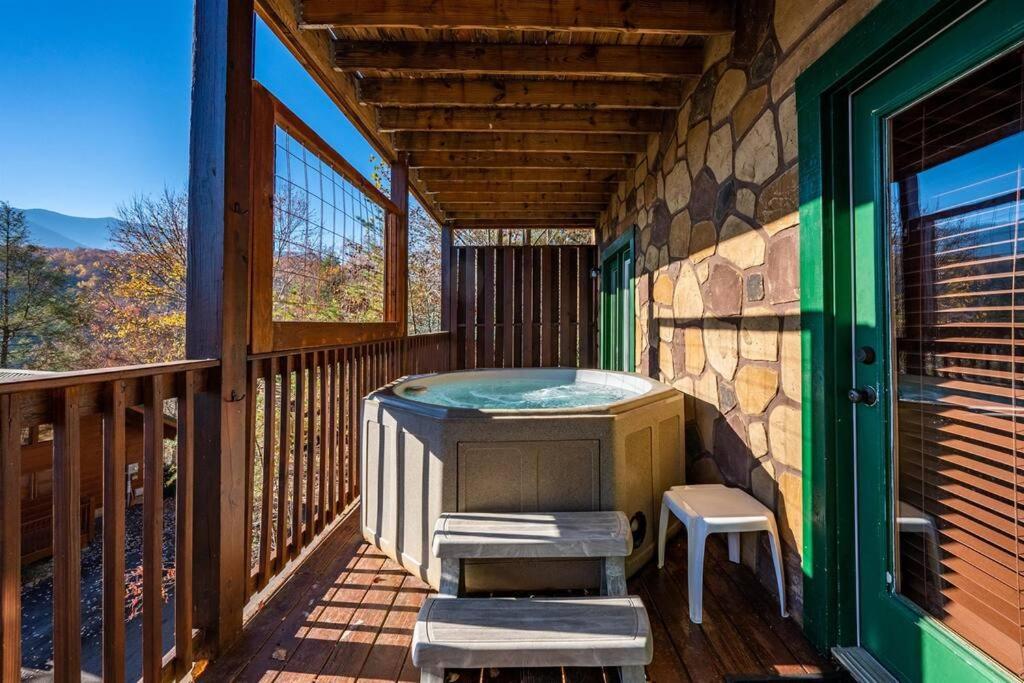 Spacious Smokies Cabin - Hot Tub With Mountain Views Gatlinburg Dış mekan fotoğraf