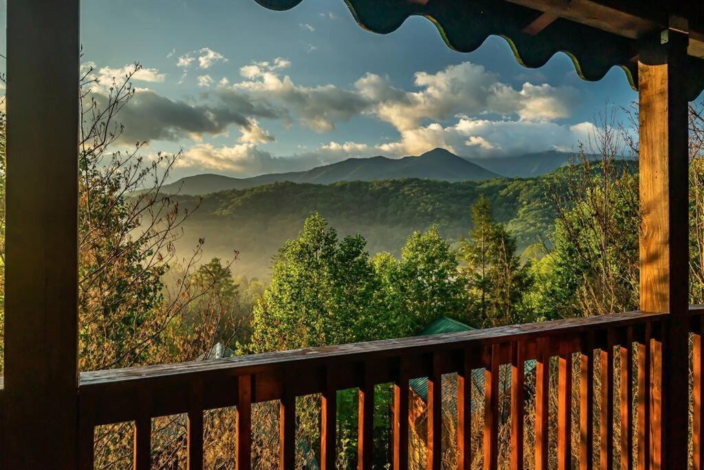 Spacious Smokies Cabin - Hot Tub With Mountain Views Gatlinburg Dış mekan fotoğraf