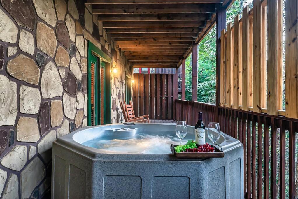 Spacious Smokies Cabin - Hot Tub With Mountain Views Gatlinburg Dış mekan fotoğraf