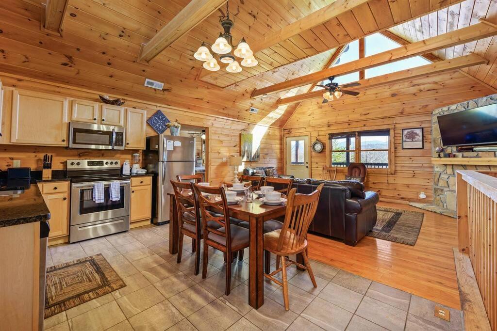 Spacious Smokies Cabin - Hot Tub With Mountain Views Gatlinburg Dış mekan fotoğraf