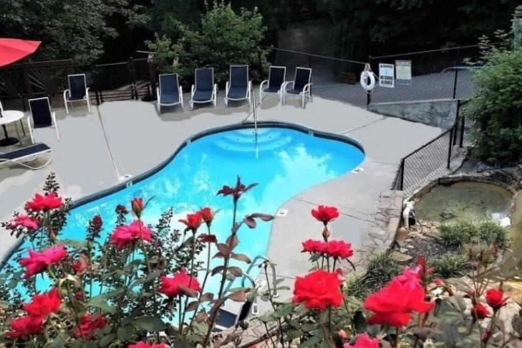 Spacious Smokies Cabin - Hot Tub With Mountain Views Gatlinburg Dış mekan fotoğraf