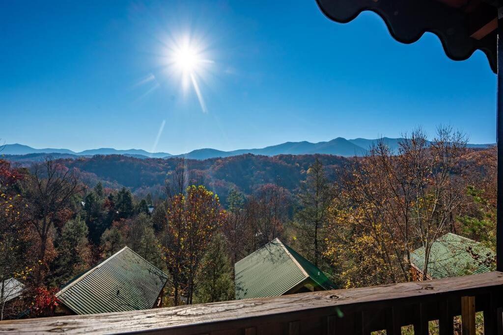 Spacious Smokies Cabin - Hot Tub With Mountain Views Gatlinburg Dış mekan fotoğraf