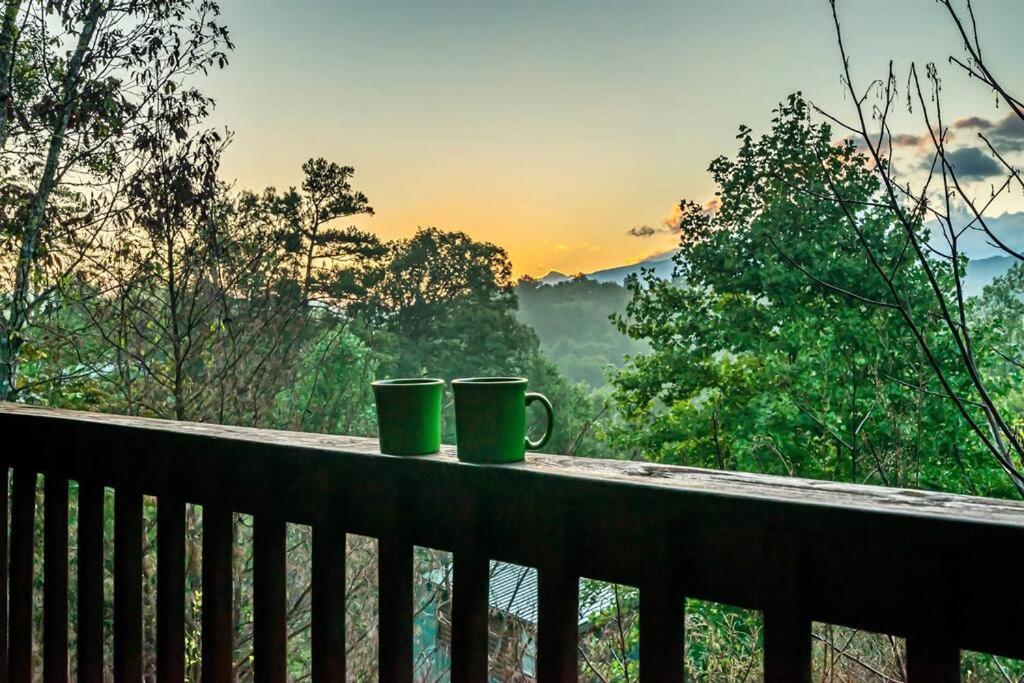 Spacious Smokies Cabin - Hot Tub With Mountain Views Gatlinburg Dış mekan fotoğraf
