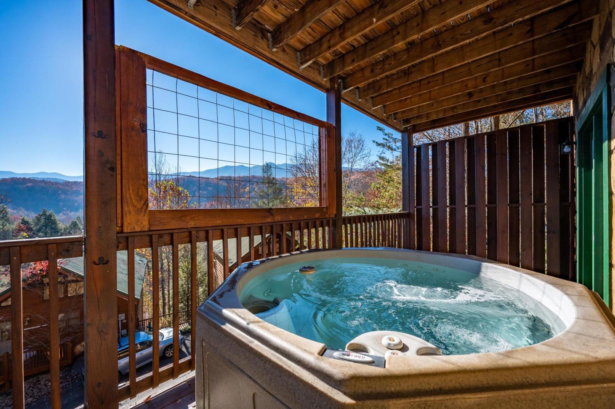 Spacious Smokies Cabin - Hot Tub With Mountain Views Gatlinburg Dış mekan fotoğraf