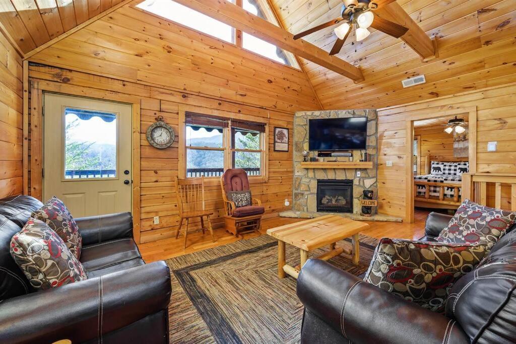 Spacious Smokies Cabin - Hot Tub With Mountain Views Gatlinburg Dış mekan fotoğraf